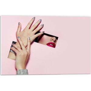 Forex - Vrouwelijke Lippen en Handen door Roze Doek - 60x40cm Foto op Forex