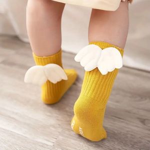 SOKKEN SET 4 PAREN antislip kotoen engelen sokken voor baby en kinderen van 1 tot 3 jaars met vleugels - Princess sokken/ sokken for meisjes en jongens Roze - Grijs - Geel - Wit PERFECT CADEAU