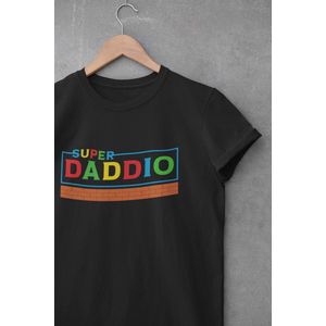 Shirt - Super daddio - Wurban Wear | Grappig shirt | Leuk cadeau | Unisex tshirt | Vaderdag cadeau | Cadeau voor vader | Voetbal | Gewichten | Wit & Zwart