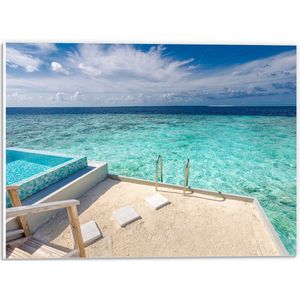 PVC Schuimplaat - Zwembad boven Tropisch Blauwe Zee in Luxe Vakantieverblijf - 40x30 cm Foto op PVC Schuimplaat (Met Ophangsysteem)