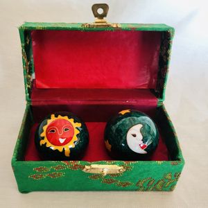 Meridiaankogels met groene zon motief 3.5cm van cloisonne (een techniek van emailleren)
