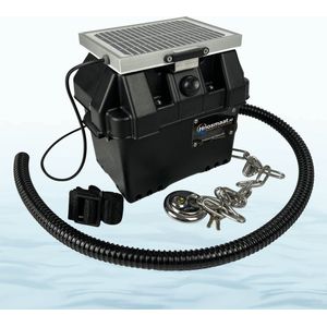 Hoosmaat V2+ : automatische bilgepomp / lenspomp op zonne-energie met afneembaar zonnepaneel. Inclusief RVS veiligheidsketting en discusslot. 45 ltr/min, 2.700 ltr/uur. Nederlands product.