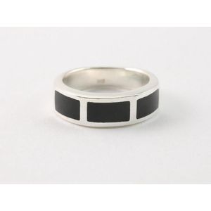 Zilveren ring met onyx - maat 17.5