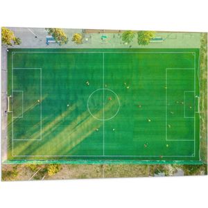 Vlag - Bovenaanzicht van Voetballers op Voetbakveld - 100x75 cm Foto op Polyester Vlag