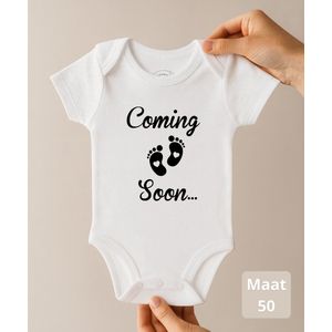 Ohana Advent® Coming Soon – Baby Romper met tekst – Newborn Maat 50 – 0-1 Maand – Zwangerschapsaankondiging & Kraamcadeau – 100% Katoen – 260gsm Premium katoen