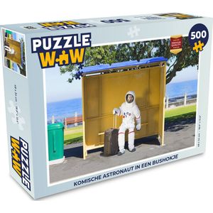 Puzzel Komische astronaut in een bushokje - Legpuzzel - Puzzel 500 stukjes