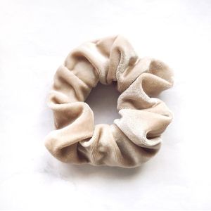 Scrunchie Velvet Beige - haarwokkel - Haarelastiek - Haaraccessoire (1 stuk)