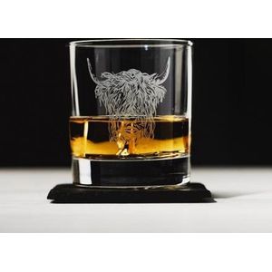 Whiskyglas Gegraveerd met Schotse Hooglander en leistenen onderzetter - Just Slate Company Scotland