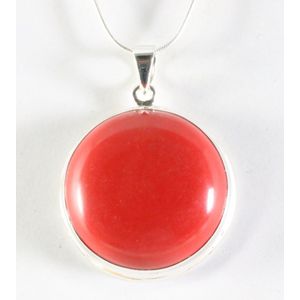 Ronde hoogglans zilveren hanger met rode koraal steen aan ketting