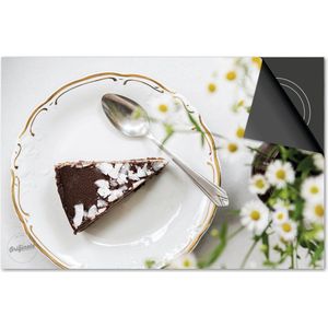Inductie beschermer 65x52 - afdekplaat inductie mat - Dietrix Kookplaat beschermer - DELUXE - Bestek - Bordje met Chocolade cake en zilver lepel