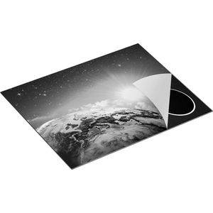 Chefcare Inductie Beschermer Aarde vanuit de Ruimte op Europa - Zwart Wit - 65x55 cm - Afdekplaat Inductie - Kookplaat Beschermer - Inductie Mat