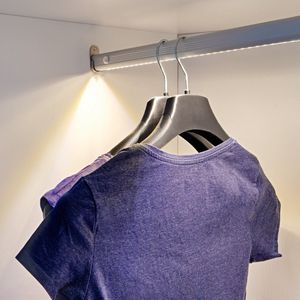 Eleganca kledingstang met LED verlichting - incl. bewegingssensor rechterkant - kastroede - garderobestang - stevig aluminium - 1m - zilver