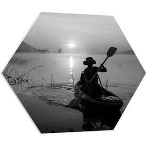 PVC Schuimplaat Hexagon - Man met Hoed in Kano op het Meer (Zwart-wit) - 80x69.6 cm Foto op Hexagon (Met Ophangsysteem)