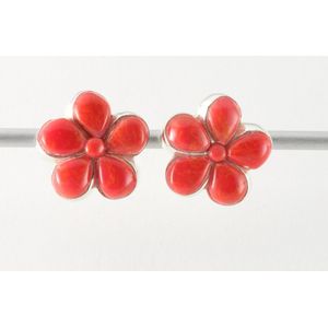 Bloemvormige zilveren oorstekers met rode koraal steen
