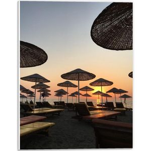 Forex - Ligbedjes met Rieten Parasols - 30x40cm Foto op Forex