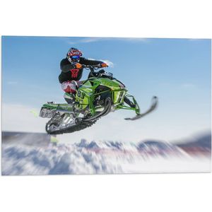 Vlag - Stuntman op Vliegende Sneeuwmobiel in Sneeuwlandschap - 60x40 cm Foto op Polyester Vlag