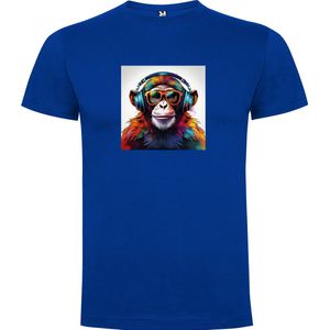 Kobalt Blauw T-Shirt met “ Kleurrijke Chimpansee met Bril en Koptelefoon“ Print Full Color maat 116 / 5/6 jaar
