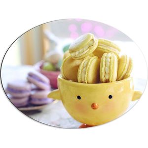 Dibond Ovaal - Gele Macarons Gevuld in een Schaaltje Gevormd van een Kuiken - 80x60 cm Foto op Ovaal (Met Ophangsysteem)