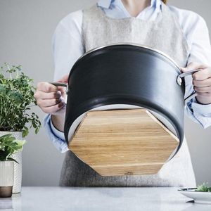 Magnetische onderzetter voor elk oppervlak - sterke magneet - geschikt voor potten en pannen - 23 x 20 cm - eikenhout