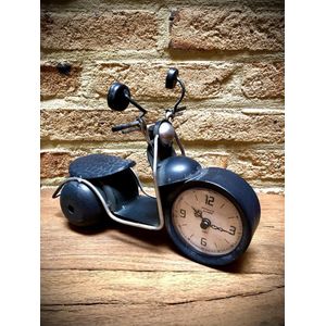 Table clock metal motorcycle 17 cm hoog - tafelklok - uurwerk - horloge - industriestijl - vintage - industrieel - klok - tafel - metaal - cadeau - geschenk - relatiegeschenk - kerst - nieuwjaar - verjaardag - origineel – interieur