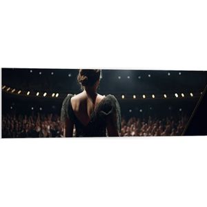 PVC Schuimplaat - Vrouw - Muziek - Podium - Publiek - Jurk - Mensen - Piano - 120x40 cm Foto op PVC Schuimplaat (Met Ophangsysteem)