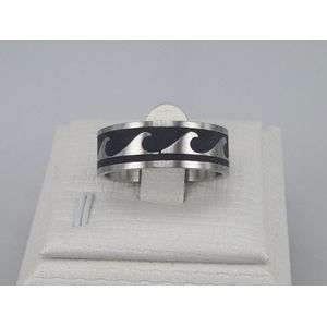 Edelstaal ring zilver kleur met mat zwart golven coating motief, maat 19. Deze ring is zowel geschikt voor dame of heer.