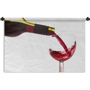 Wandkleed Rode wijn - Rode wijn die in een wijnglas wordt gegoten Wandkleed katoen 180x120 cm - Wandtapijt met foto XXL / Groot formaat!