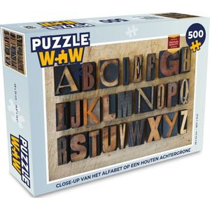 Puzzel Close-up van het alfabet op een houten achtergrond - Legpuzzel - Puzzel 500 stukjes