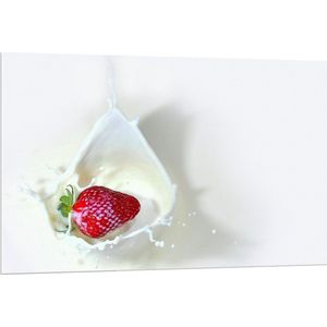 Forex - Aardbei vallend in de Melk - 120x80cm Foto op Forex