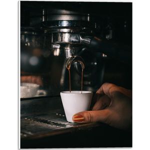 Forex - Espresso Kopje onder Koffiezetapparaat - 30x40cm Foto op Forex