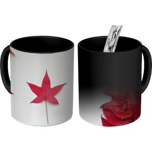 Magische Mok - Foto op Warmte Mokken - Koffiemok - Vlag van Canada gemaakt met rode esdoorn bladeren - Magic Mok - Beker - 350 ML - Theemok