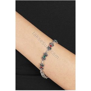 Akyol - Armband voor je vriendin - Zilverkleurig - Unieke Stenen - Rode Stenen - Groene Stenen - Voor Heren en Dames - Leuk Cadeau om te geven