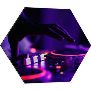 Dibond Hexagon - Hand van DJ op DJ set met Neon Lichten - 60x52.2 cm Foto op Hexagon (Met Ophangsysteem)