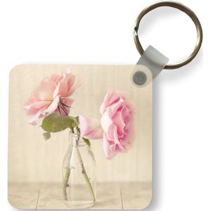 Sleutelhanger - Uitdeelcadeautjes - Twee roze rozen als decoratie in een glazen flesje - Plastic