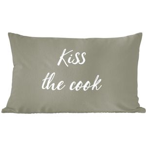 Sierkussens - Kussentjes Woonkamer - 60x40 cm - Quotes - Kiss the cook - Spreuken - Kok - Zoen