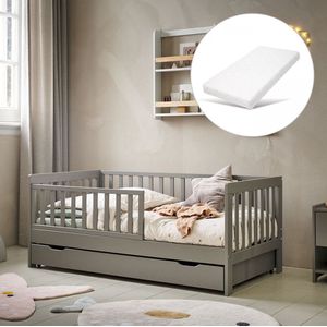 Peuterbed 140x70 cm met Matras - Grijs Kinderbed - Creëer een Veilige & Stijlvolle Slaapomgeving - Voor Kleintjes die Hun Ledikant Ontgroeid Zijn - Plume Collectie