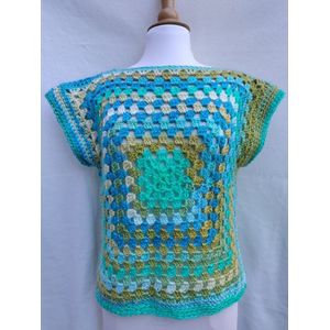 Handgemaakte trui / spencer in aquablauw, groentinten, zeegroen met klein glinstertje gehaakt Maat M