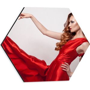 Dibond Hexagon - Charmante Roodharige Vrouw in Rode Satijnen Dansende Jurk - 30x26.1 cm Foto op Hexagon (Met Ophangsysteem)