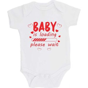 100% katoenen Romper bedrukt met grappige tekst Kado Cadeau Kraamkado Kraamcadeau ""Baby is loading"" 2.0 Unisex Katoen Wit/rood Maat 68/74