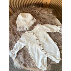 kruippakje met muts-rompertje-jumpsuit-luxe baby pak -twee delige meisjes set- bloemenmotiefjes-100% katoenen baby set- kleur crème - gebroken wit- maat 74