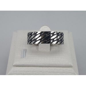 Edelstaal ring zilver kleur met een diagonaal schakelmotief zwart coating. maat 23. Deze ring is zowel geschikt voor dame of heer.