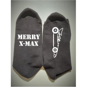 Bedrukte sokken met de tekst: merry X-Max en race auto