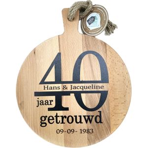 Creaties van Hier - serveerplank - 40 jaar getrouwd (zonder mr en mrs) - 45 cm - gepersonaliseerd cadeau - hout