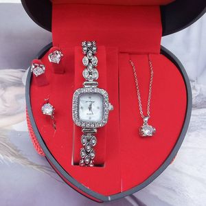 Luxe Sieraden Cadeau Set Compleet - Quartz Horloge + Ring + Ketting + Oorbellen Liefdesgeschenk - Zilveren Diamanten Prachtige Vierkant Vorm - Valentijn - Romantische Gift Set - Elegante Box