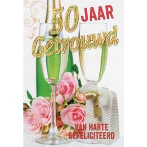 50 jaar getrouwd! Van harte gefeliciteerd! Een bijzondere wenskaart met rozen, champagne en een ingepakt cadeau. Een dubbele wenskaart inclusief envelop en in folie verpakt.