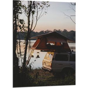 Vlag - Water - Meer - Auto - Tent - Lampjes - Bomen - Gras - Natuur - 70x105 cm Foto op Polyester Vlag