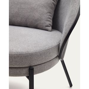 Kave Home - Eamy lichtgrijze fauteuil in essenhoutfineer met zwarte afwerking en zwart metaal