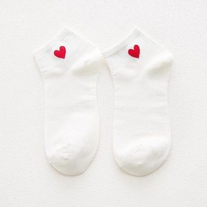 Grappige witte sokjes met rood hart, voor verpleging sport of thuis.