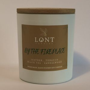 LONT candles - sojawas geurkaars - By the fireplace - leer, tobacco / zwarte thee, sandalwood - handgemaakt - vrij van chemicaliën en ftalaten - wit - 520 gram