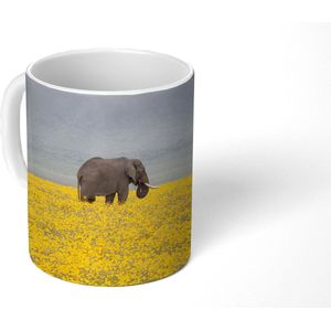 Mok - Koffiemok - Olifant in een geel bloemenveld - Mokken - 350 ML - Beker - Koffiemokken - Theemok